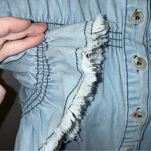 NWT ANDREE Denim Ruffle Blouse. Frayed Edges. Poof Sleeves. 1X - Picture 3 of 9